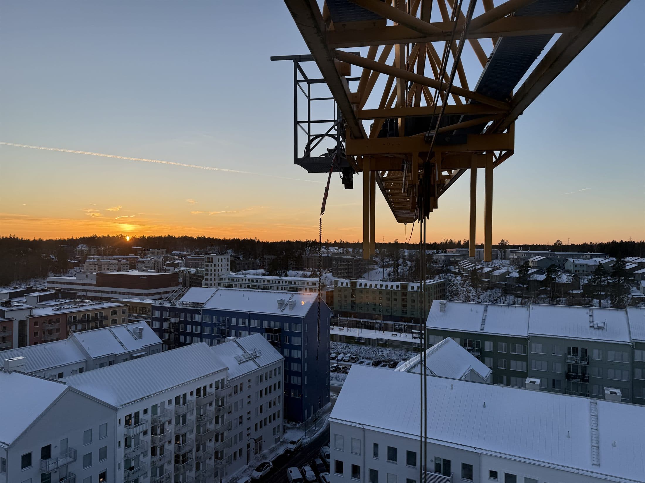 Tornkran från Nordisk Kranuthyrning på byggarbetsplats i Mellansverige